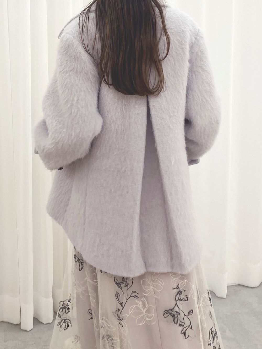 グレー系のその他アウター、ホワイト系のブーツ、ホワイト系のニット/セーターを着用したレディースの夏コーディネートの6枚目の写真