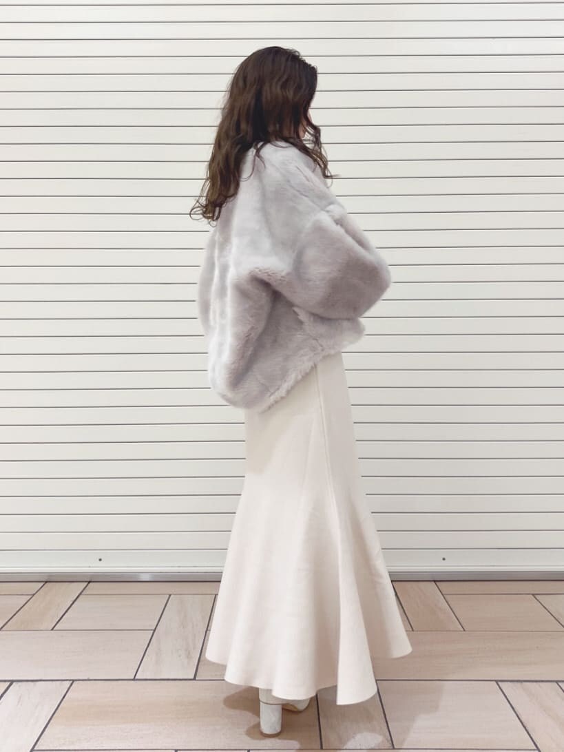 グレー系のその他アウターを着用したレディースの秋コーディネートの6枚目の写真