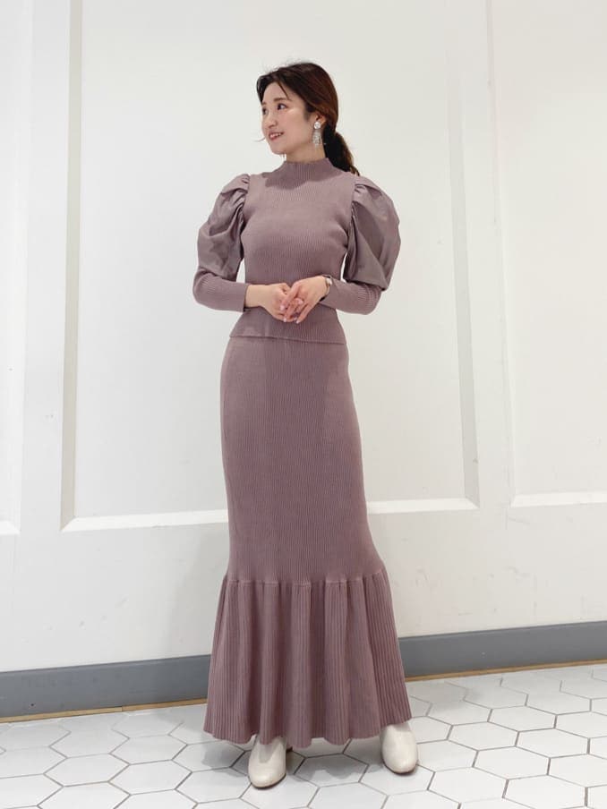 ホワイト系の福袋/福箱を着用したレディースの秋コーディネートの2枚目の写真