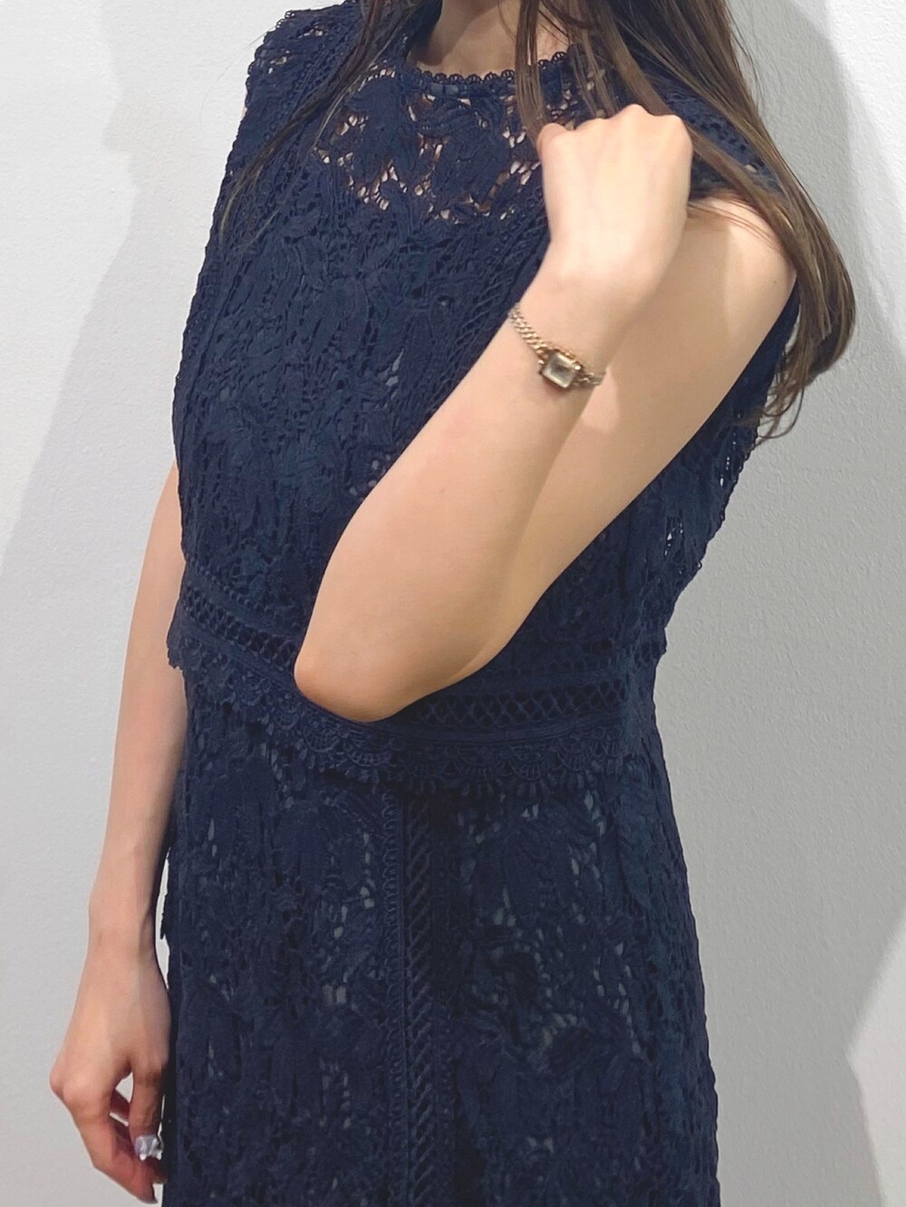 ブラック系のサンダル、ブルー系のドレスを着用したレディースの夏コーディネートの3枚目の写真