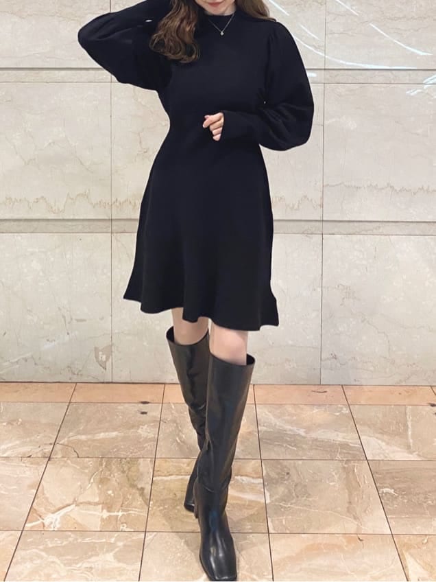 ブラック系のワンピース、ブラック系のブーツを着用したレディースの冬コーディネートの3枚目の写真