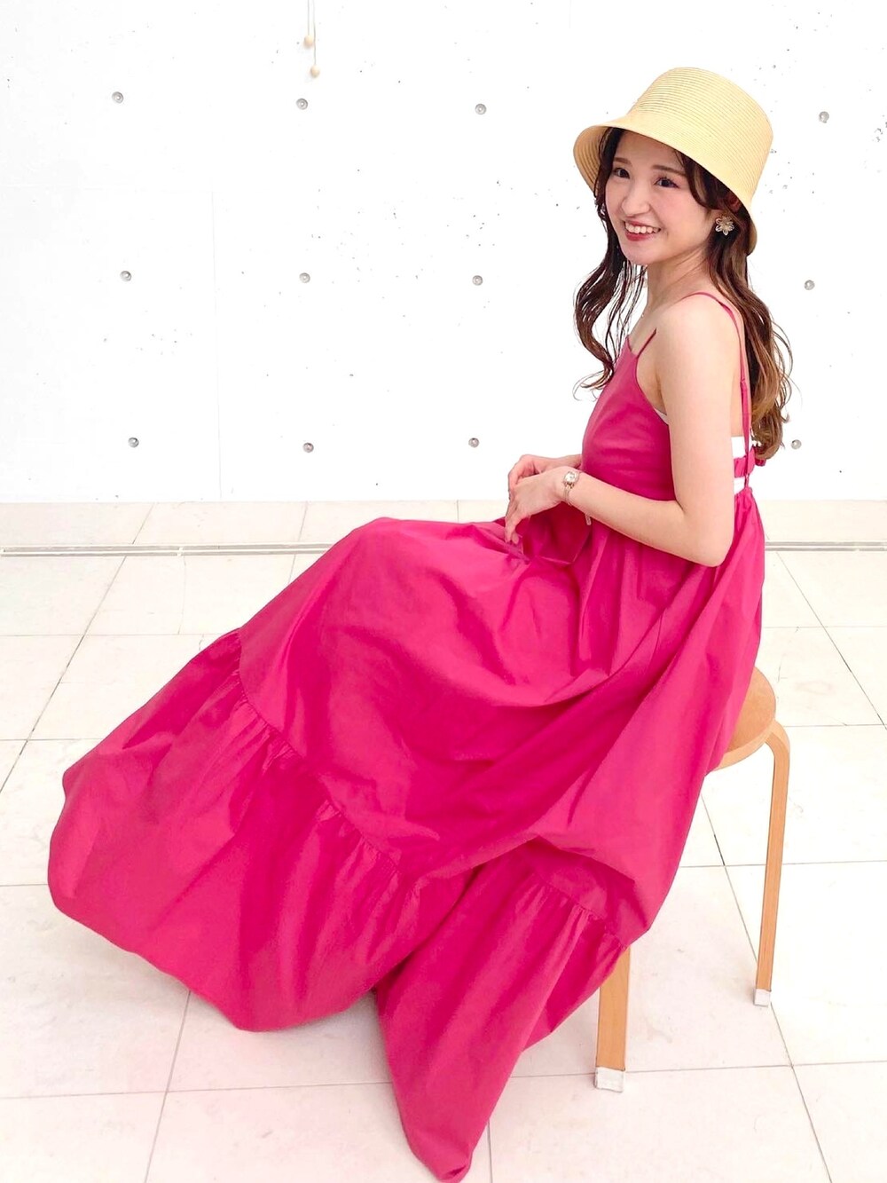 その他のサンダル、ピンク系のワンピース、ベージュ系のハットを着用したレディースの春コーディネートの7枚目の写真