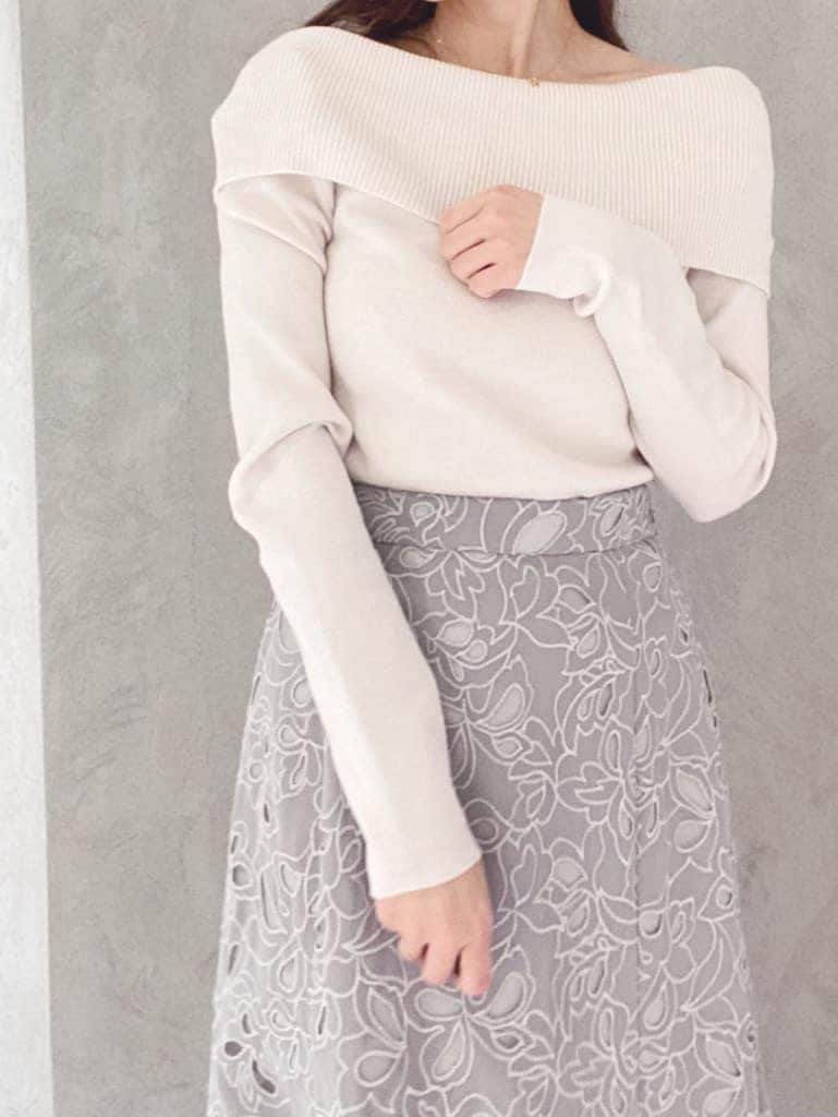 ホワイト系のニット/セーター、グレー系のスカートを着用したレディースの冬コーディネートの4枚目の写真