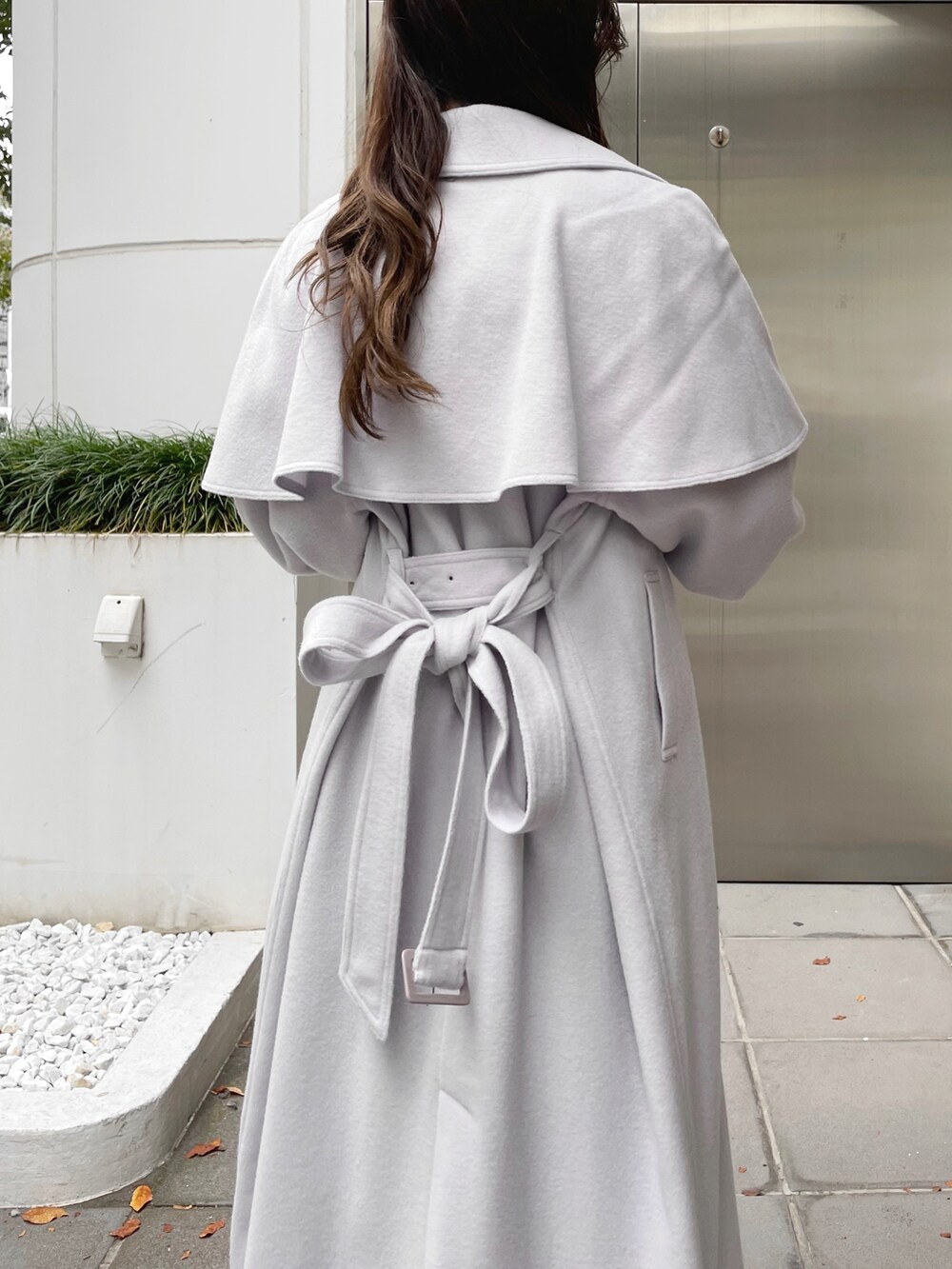 グレー系のその他アウター、ブラック系のワンピースを着用したレディースの冬コーディネートの6枚目の写真