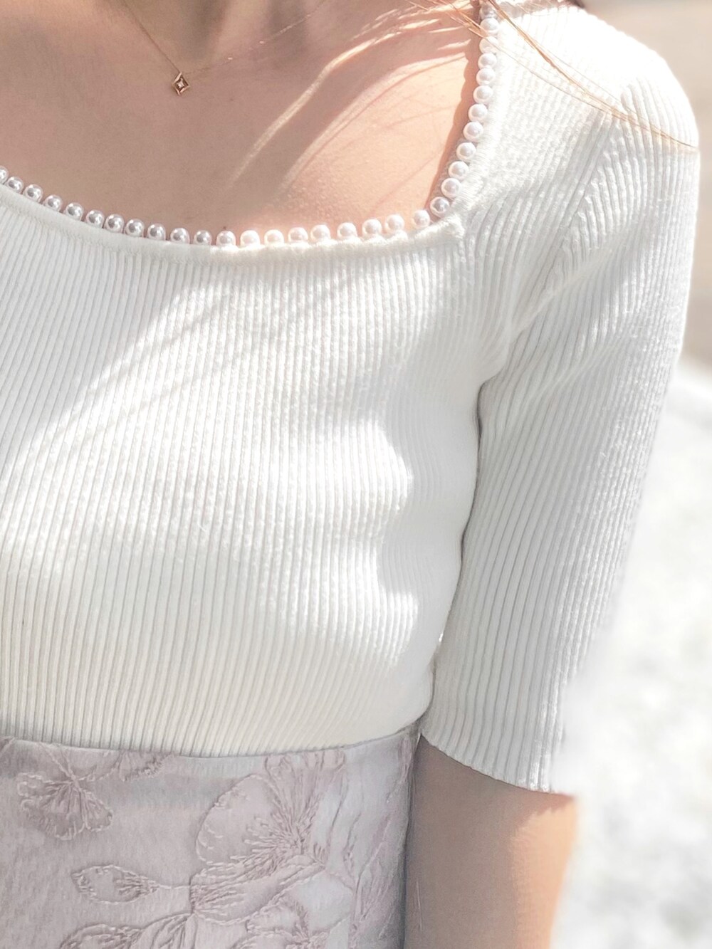 ホワイト系のニット/セーター、パープル系のスカート、その他のサンダルを着用したレディースの春コーディネートの7枚目の写真