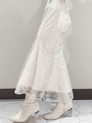 ホワイト系のスカート、パープル系のニット/セーターを着用したレディースの冬コーディネートの6枚目の写真