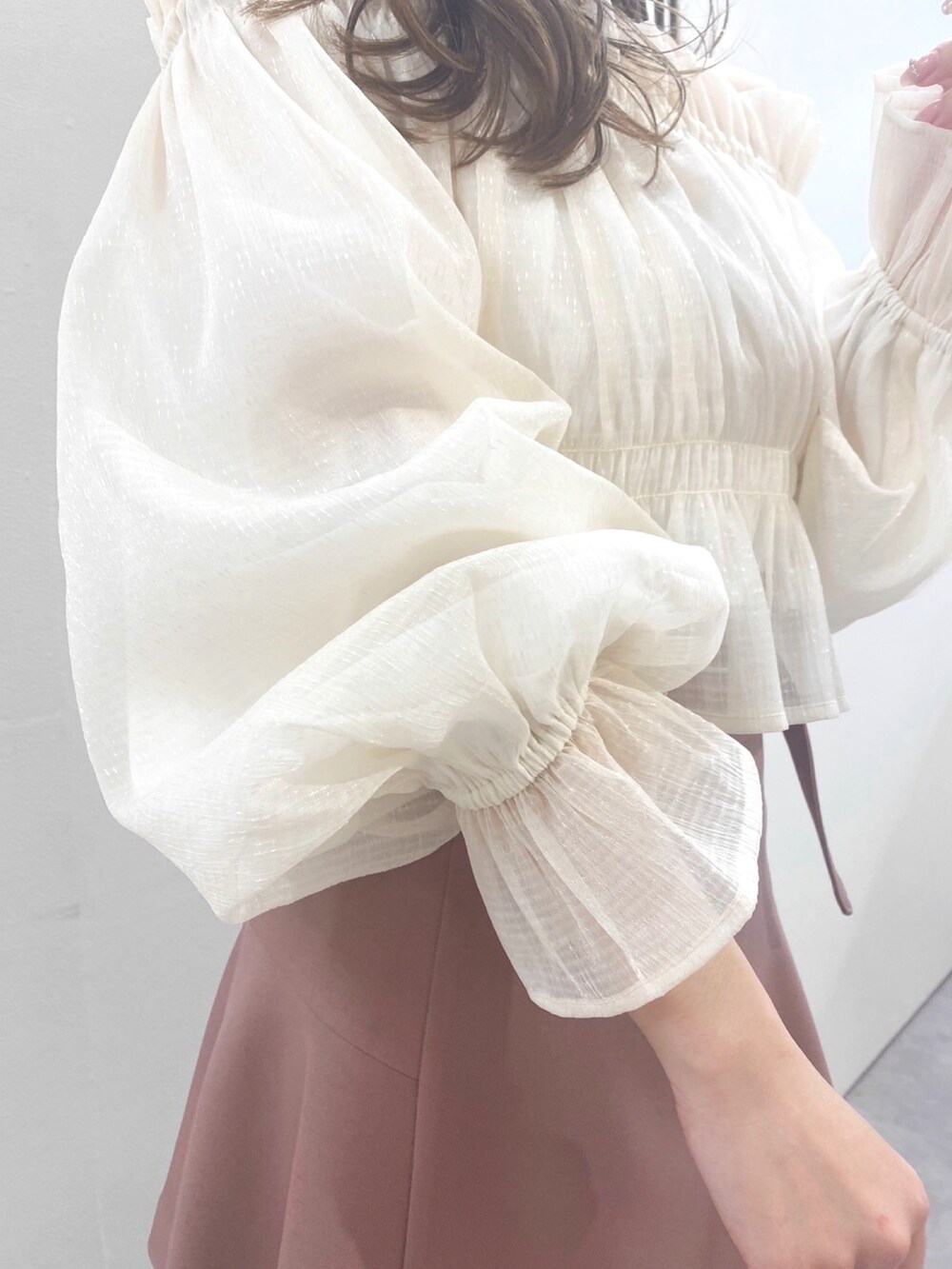 ブラウン系のその他パンツ、ホワイト系のシャツ/ブラウス、ブラック系のブーツを着用したレディースの冬コーディネートの5枚目の写真