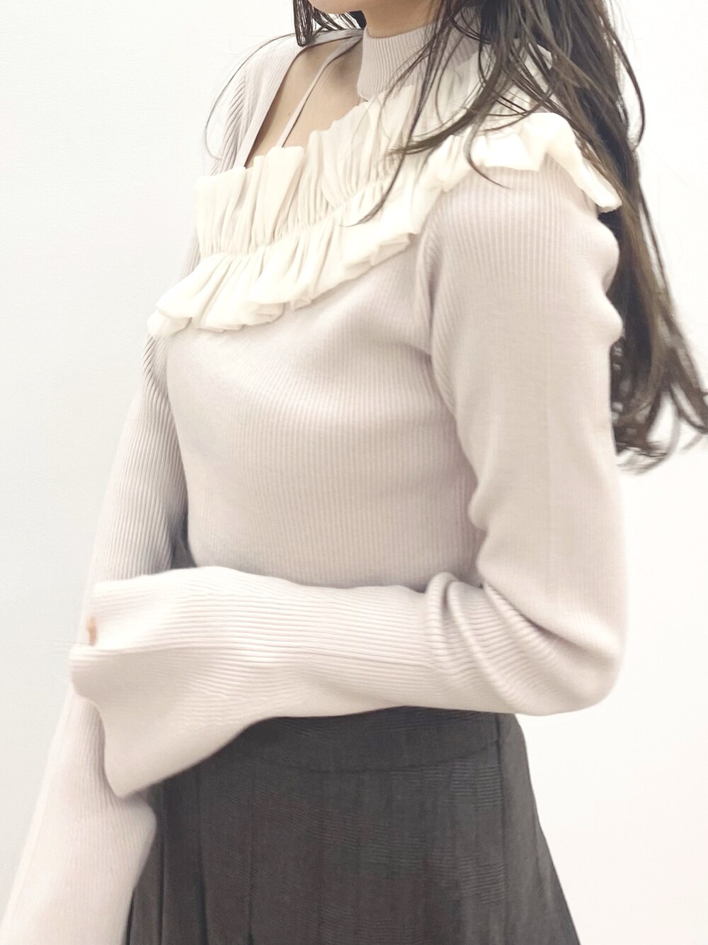 ブラック系のブーツ、ブラウン系のその他パンツ、ホワイト系のニット/セーターを着用したレディースの秋コーディネートの6枚目の写真