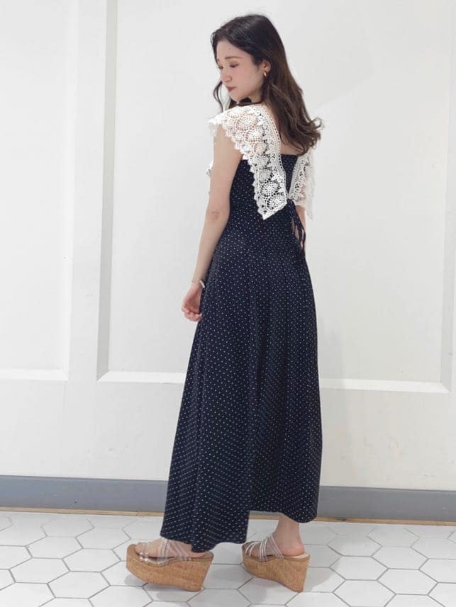 ブラック系のワンピース、その他のサンダルを着用したレディースの春コーディネートの6枚目の写真