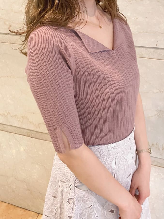 ホワイト系のその他シューズ、ベージュ系のハンドバッグ、ピンク系のニット/セーターを着用したレディースの夏コーディネートの3枚目の写真