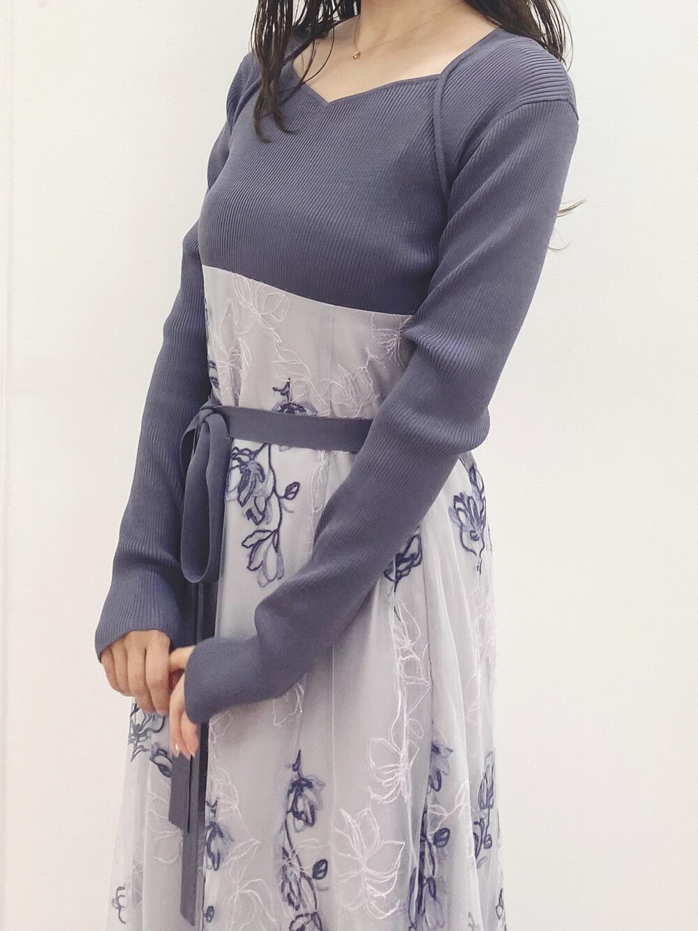 ブラック系のブーツ、パープル系のワンピースを着用したレディースの秋コーディネートの6枚目の写真