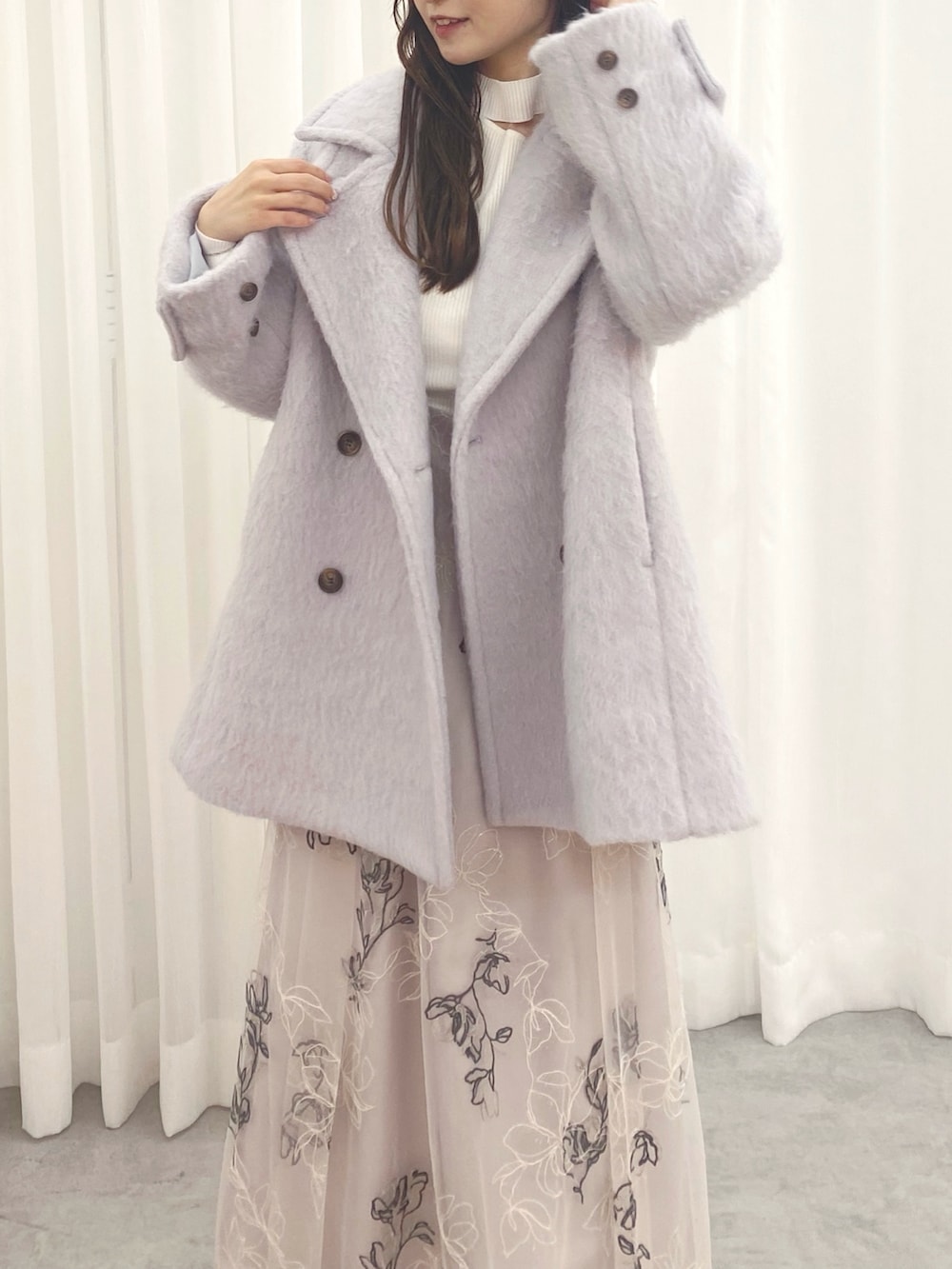 グレー系のその他アウター、ホワイト系のブーツ、ホワイト系のニット/セーターを着用したレディースの夏コーディネートの4枚目の写真