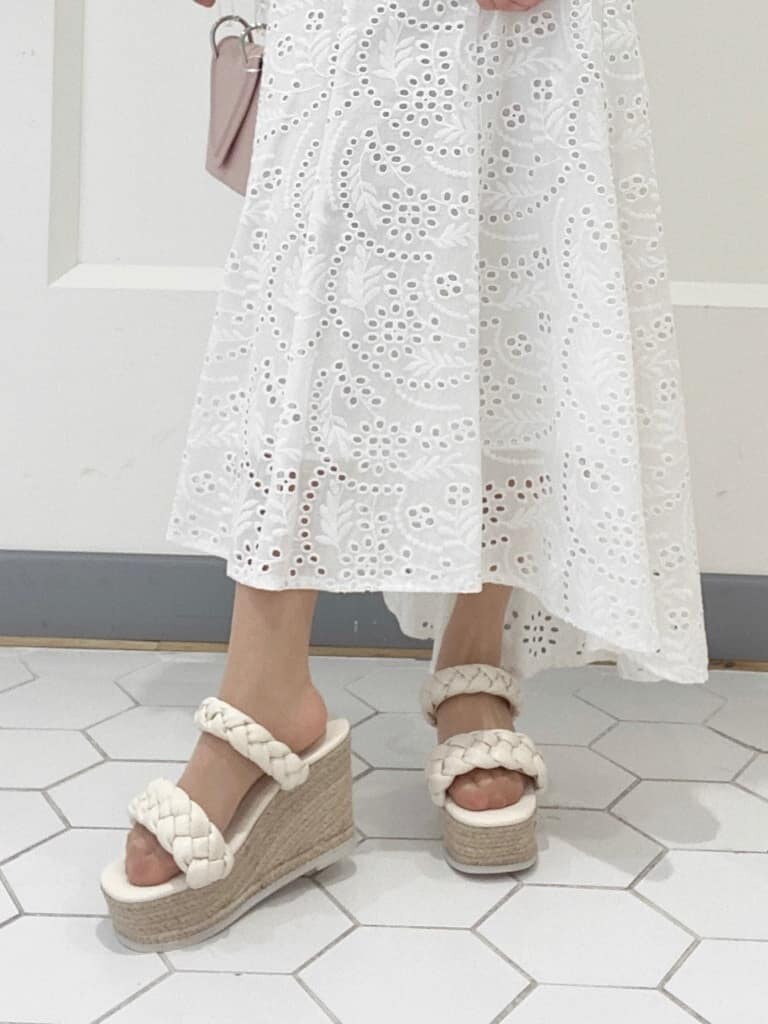 ホワイト系のスカート、パープル系のTシャツ/カットソー、ホワイト系のサンダルを着用したレディースの春コーディネートの6枚目の写真