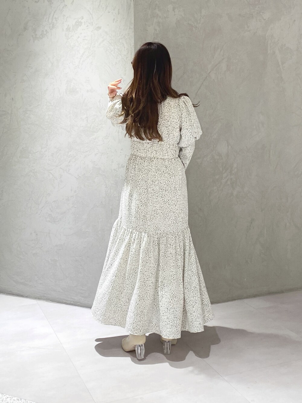 ホワイト系のワンピース、ホワイト系のブーツ、ブラウン系のハンドバッグを着用したレディースの冬コーディネートの10枚目の写真