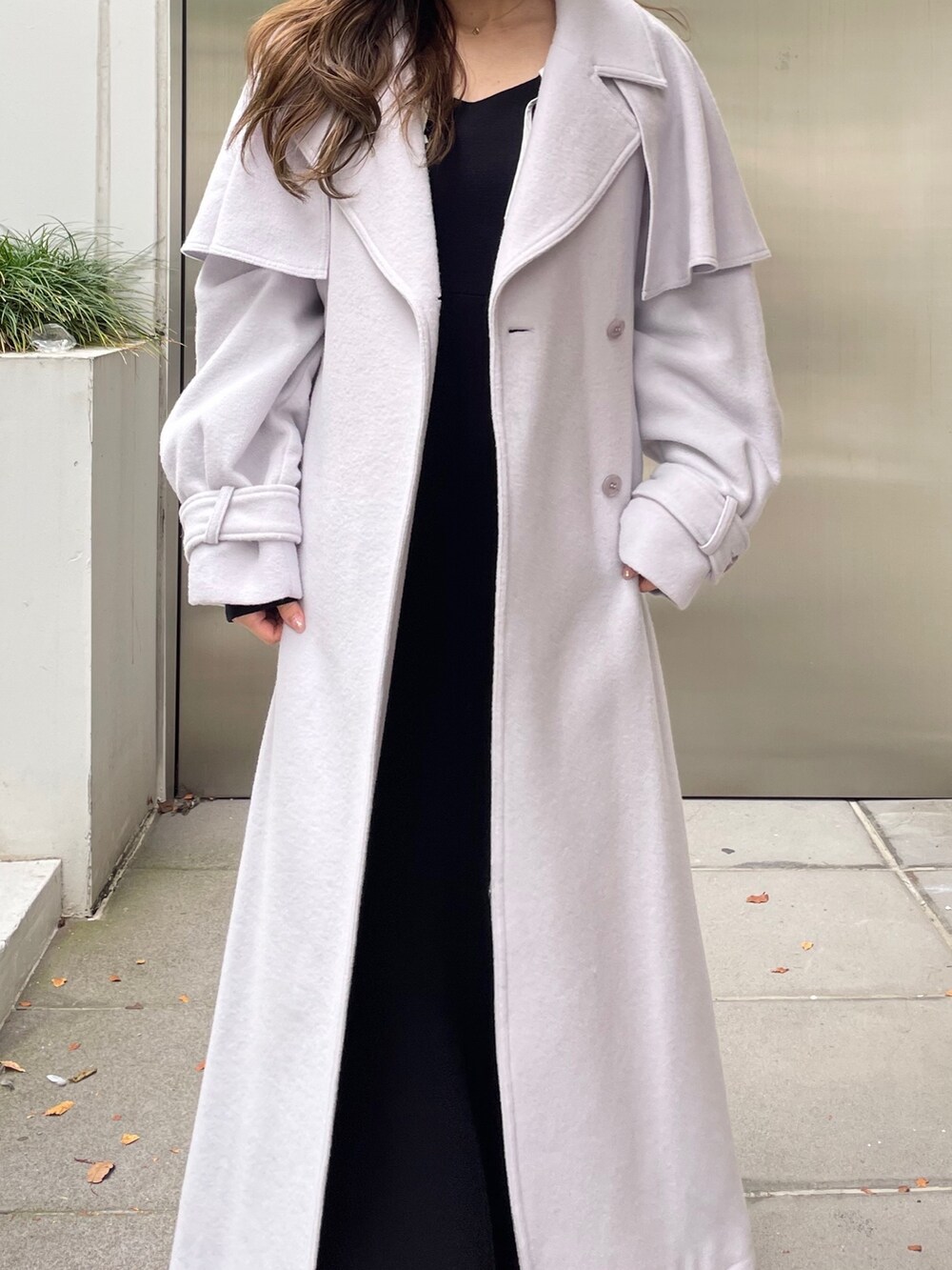 グレー系のその他アウター、ブラック系のワンピースを着用したレディースの冬コーディネートの7枚目の写真