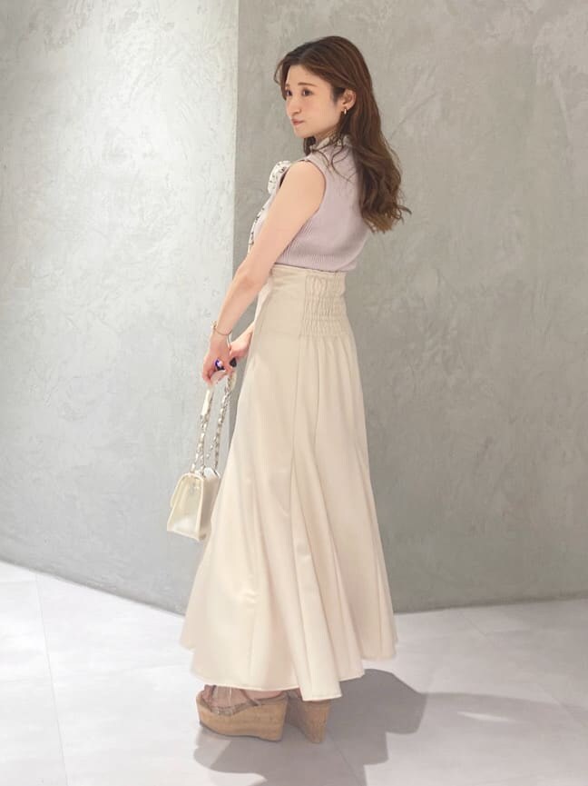 ベージュ系のサンダル、ホワイト系のショルダーバッグ、ピンク系のスカートを着用したレディースの夏コーディネートの3枚目の写真