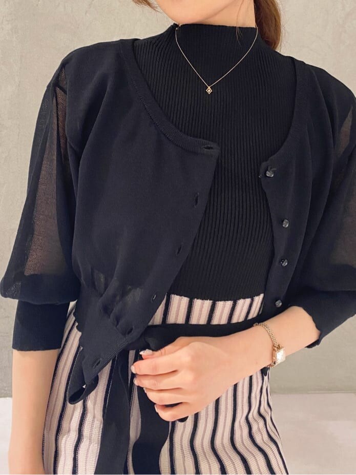 その他のサンダル、ブラック系のワンピース、ブラック系のカーディガン/ボレロを着用したレディースの夏コーディネートの5枚目の写真