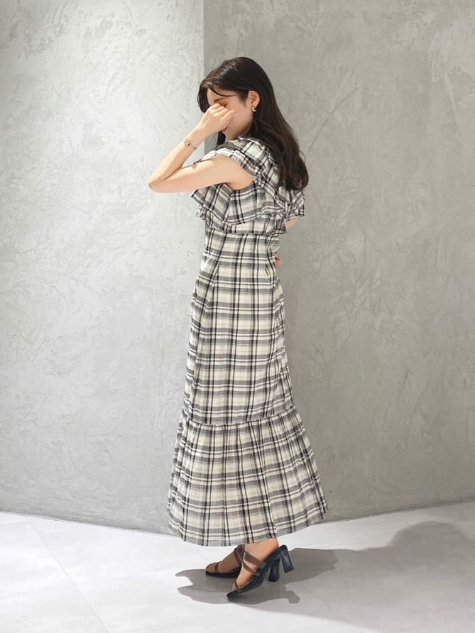 その他のワンピース、ブラック系のサンダル、ベージュ系のトートバッグを着用したレディースの春コーディネートの4枚目の写真