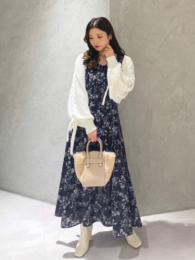 ホワイト系のブーツ、ホワイト系のハンドバッグ、ホワイト系のカーディガン/ボレロを着用したレディースの夏コーディネートの3枚目の写真