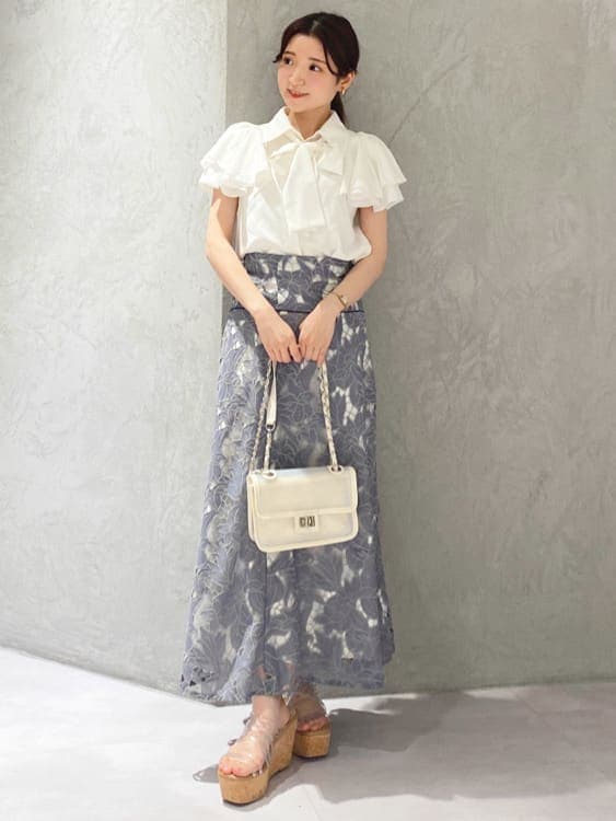 その他のサンダル、ブルー系のスカート、ホワイト系のシャツ/ブラウスを着用したレディースの夏コーディネートの2枚目の写真