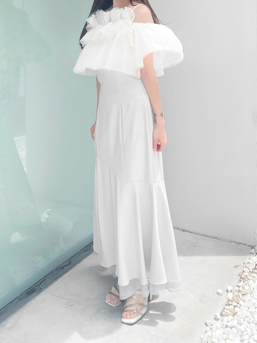 ホワイト系のサンダル、グレー系のスカート、ホワイト系のシャツ/ブラウスを着用したレディースの夏コーディネートの2枚目の写真