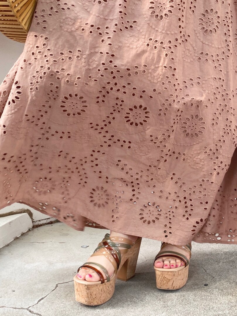 グリーン系のサンダル、ベージュ系のワンピースを着用したレディースの夏コーディネートの7枚目の写真