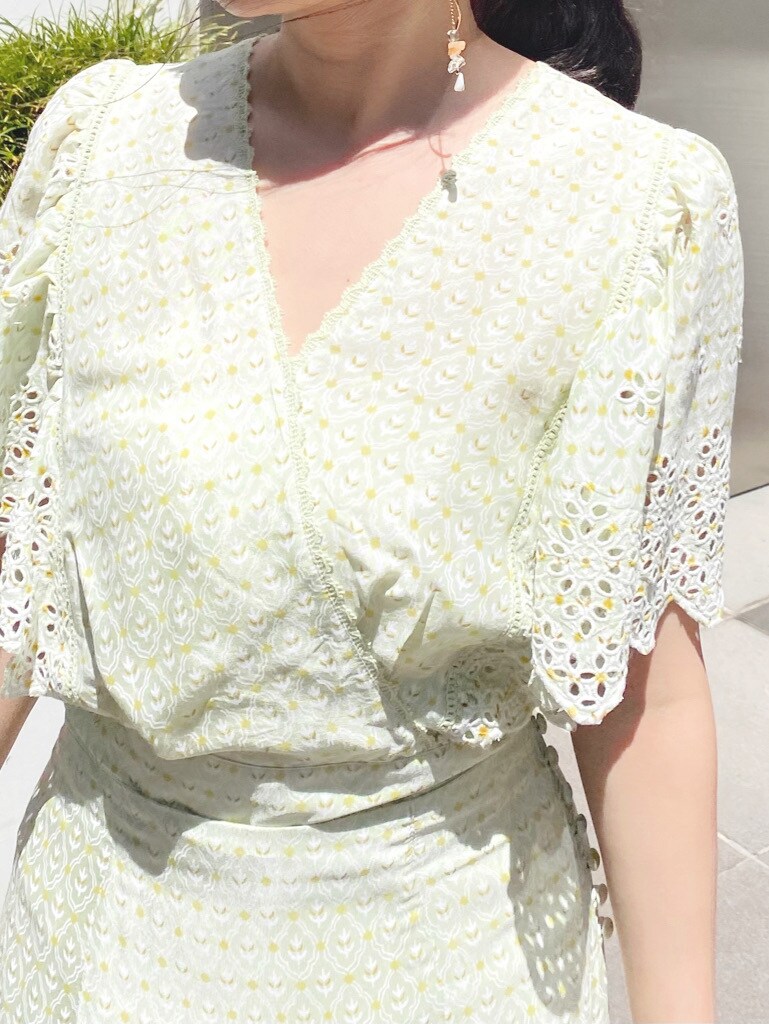 グリーン系のシャツ/ブラウス、ホワイト系のサンダル、グリーン系のスカートを着用したレディースの春コーディネートの3枚目の写真