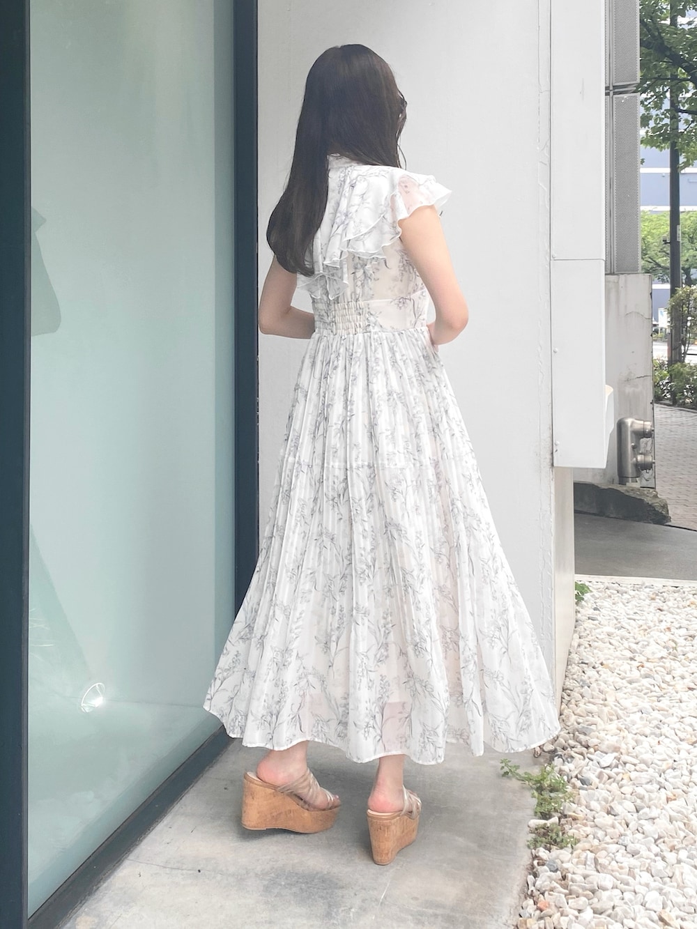 その他のサンダル、ホワイト系のワンピースを着用したレディースの夏コーディネートの6枚目の写真