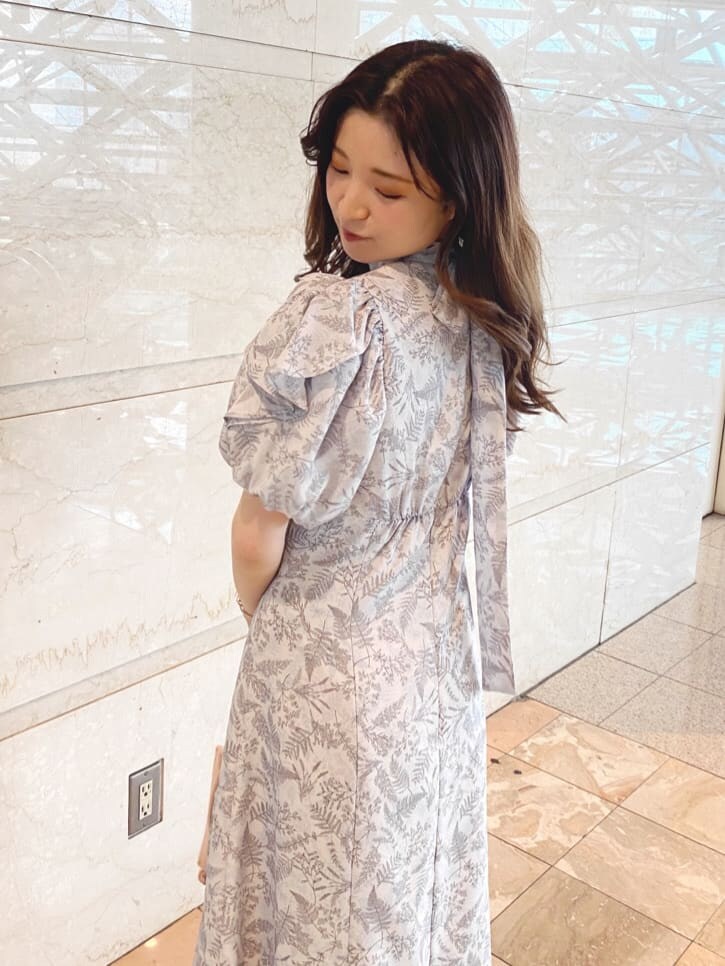 ピンク系のワンピース、その他のサンダルを着用したレディースの春コーディネートの6枚目の写真