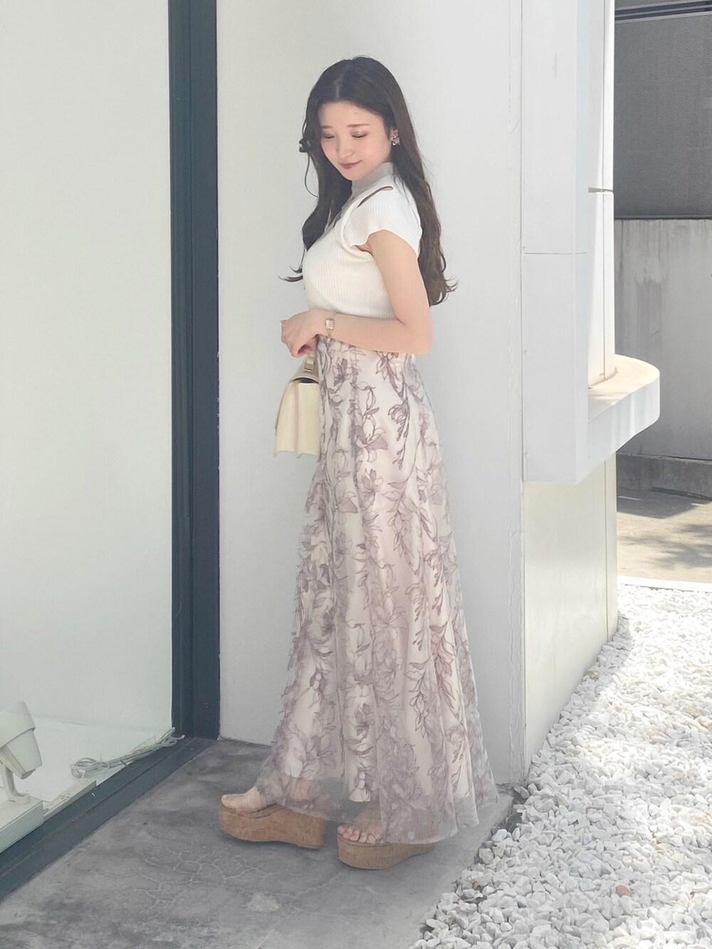 その他のサンダル、ホワイト系のハンドバッグ、ピンク系のスカートを着用したレディースの夏コーディネートの2枚目の写真