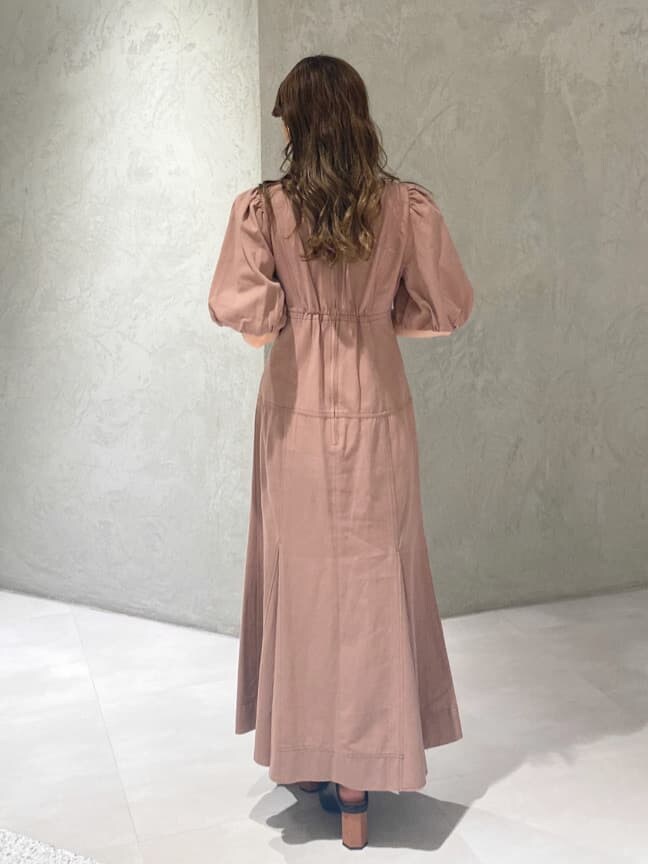 ブラック系のサンダル、ピンク系のワンピース、ブラック系のサンダルを着用したレディースの夏コーディネートの10枚目の写真