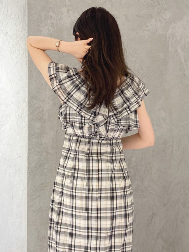 その他のワンピース、ブラック系のサンダル、ベージュ系のトートバッグを着用したレディースの春コーディネートの6枚目の写真