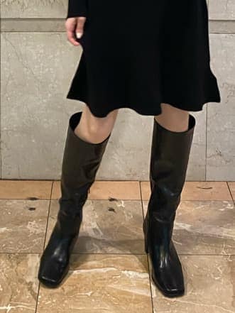 ブラック系のワンピース、ブラック系のブーツを着用したレディースの冬コーディネートの8枚目の写真