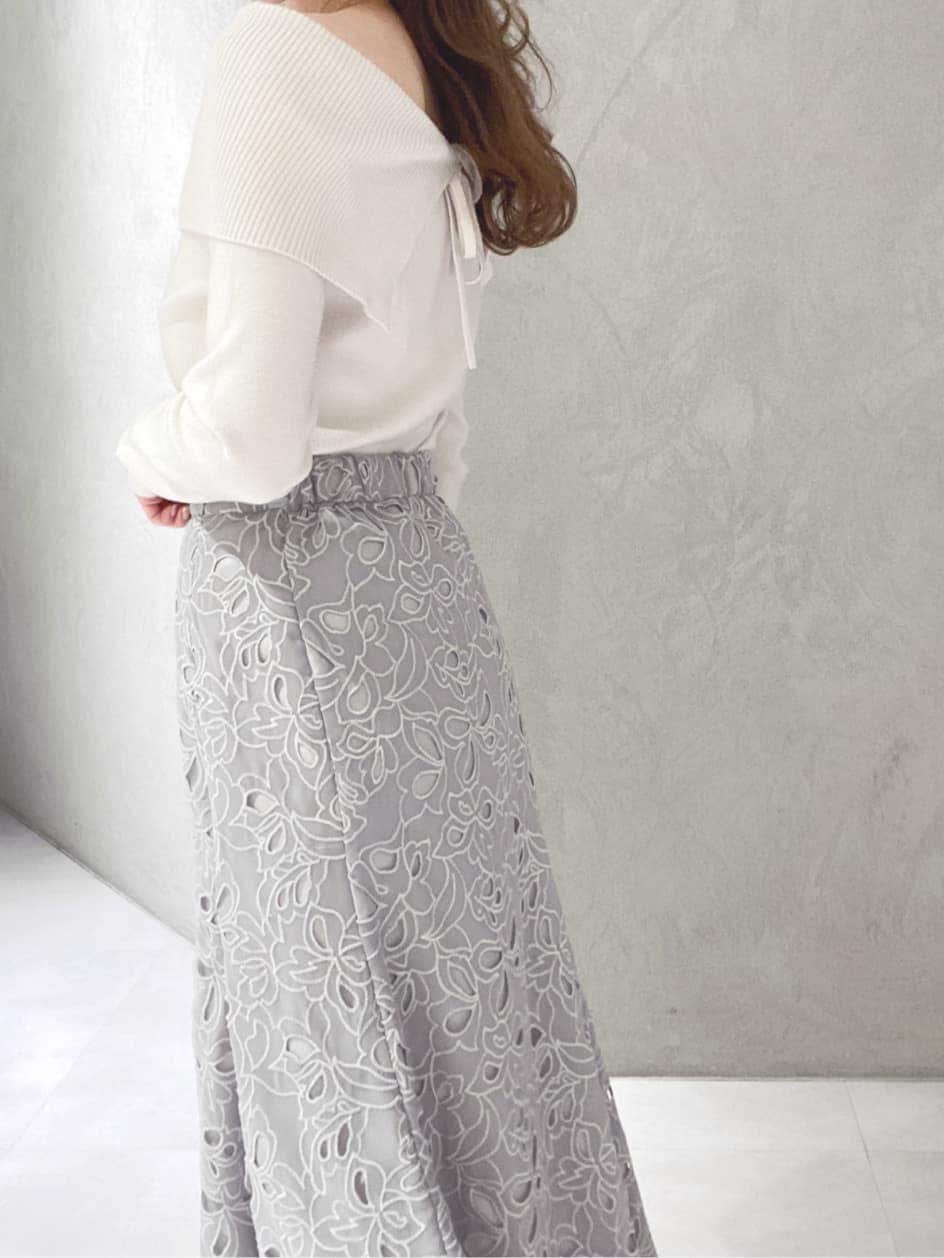 ホワイト系のニット/セーター、グレー系のスカートを着用したレディースの冬コーディネートの5枚目の写真