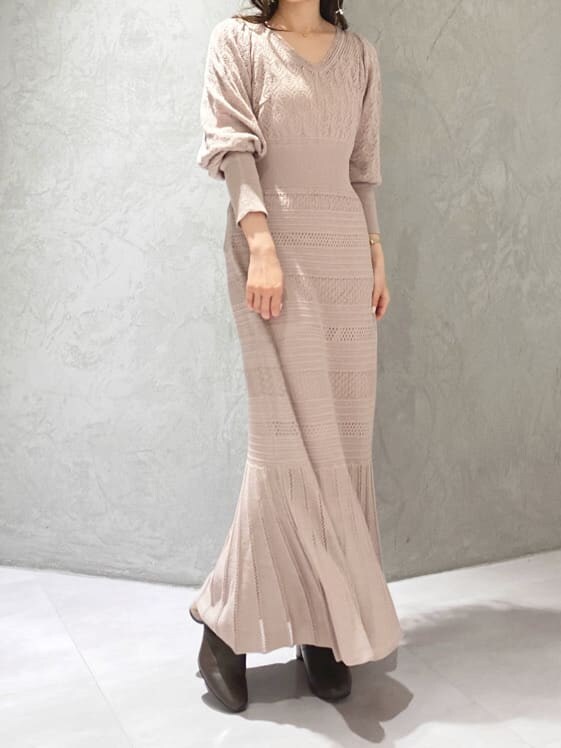 ブラウン系のその他シューズ、ピンク系のワンピースを着用したレディースの秋コーディネートの8枚目の写真