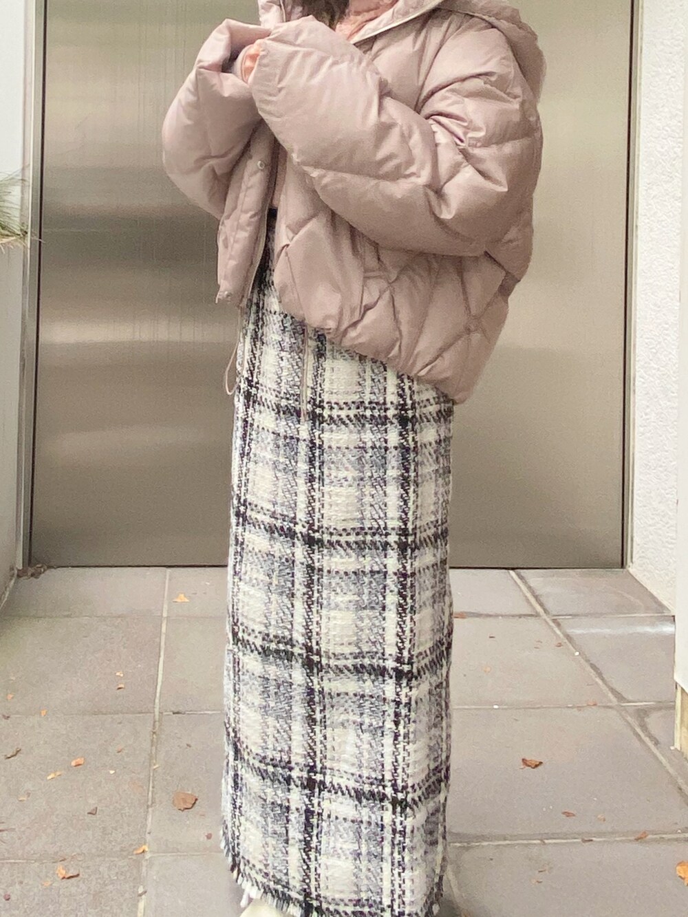 ホワイト系のブーツ、ホワイト系のスカート、ベージュ系のダウンジャケット/コートを着用したレディースの秋コーディネートの6枚目の写真