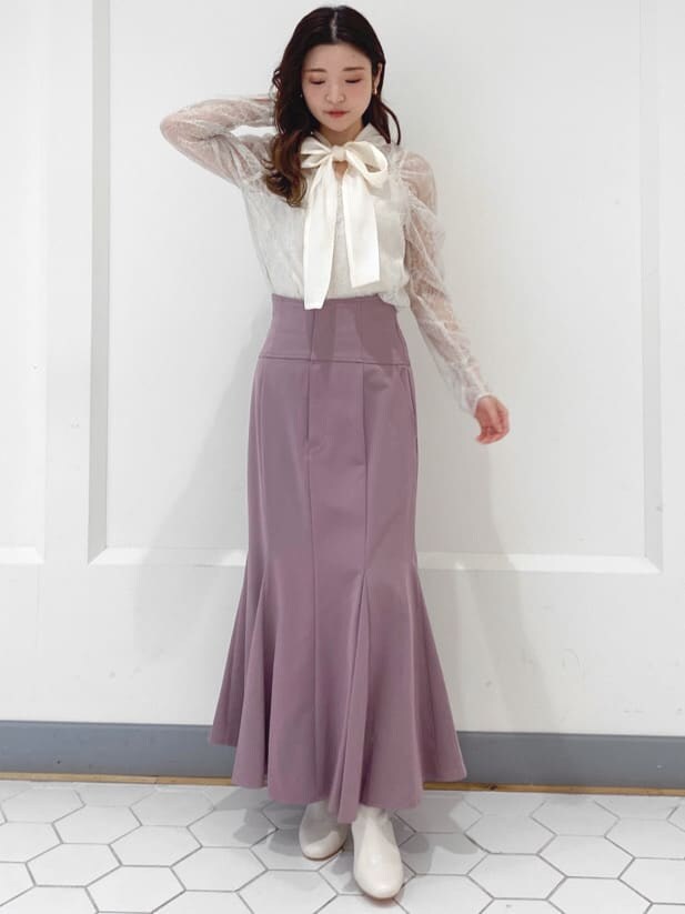 ピンク系のスカート、ホワイト系のシャツ/ブラウスを着用したレディースの冬コーディネートの2枚目の写真