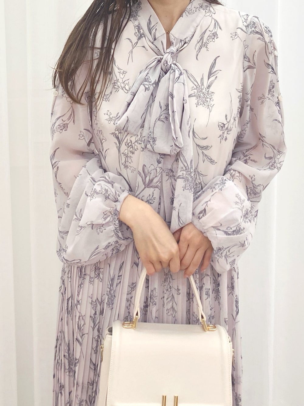 ホワイト系のハンドバッグ、ホワイト系のブーツ、ピンク系のワンピースを着用したレディースの秋コーディネートの6枚目の写真