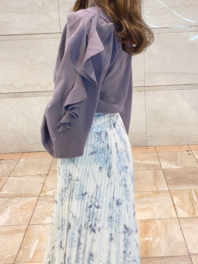 ホワイト系のスカート、パープル系のニット/セーターを着用したレディースの冬コーディネートの4枚目の写真