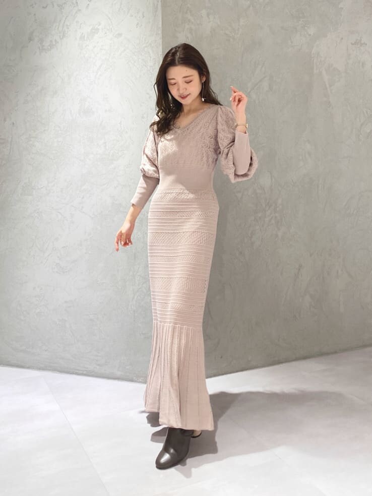 ブラウン系のその他シューズ、ピンク系のワンピースを着用したレディースの秋コーディネートの3枚目の写真