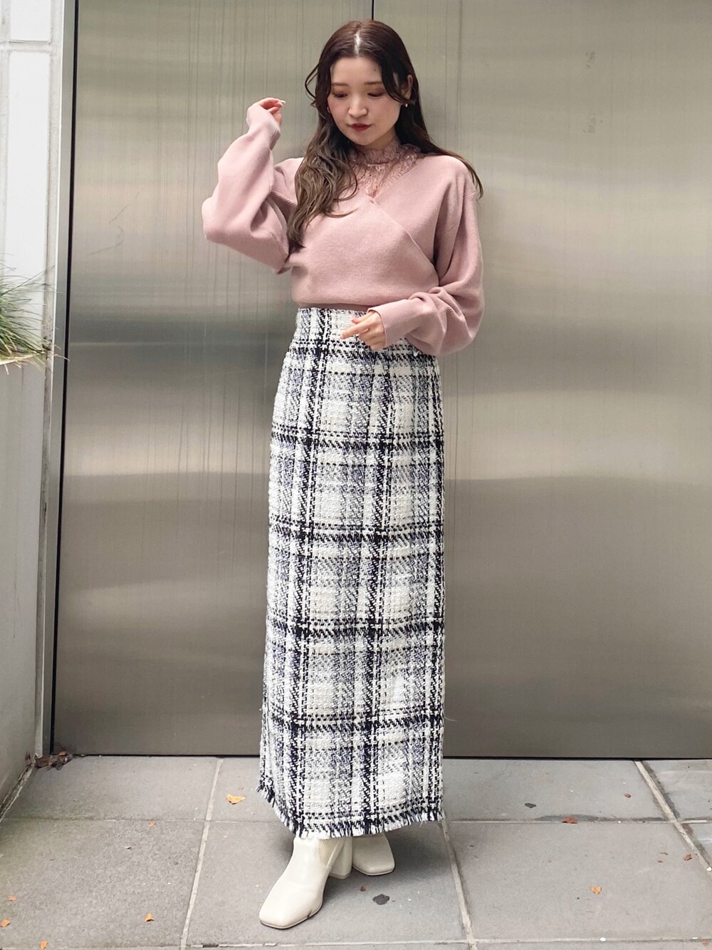 ホワイト系のブーツ、ホワイト系のスカート、ベージュ系のダウンジャケット/コートを着用したレディースの秋コーディネートの9枚目の写真