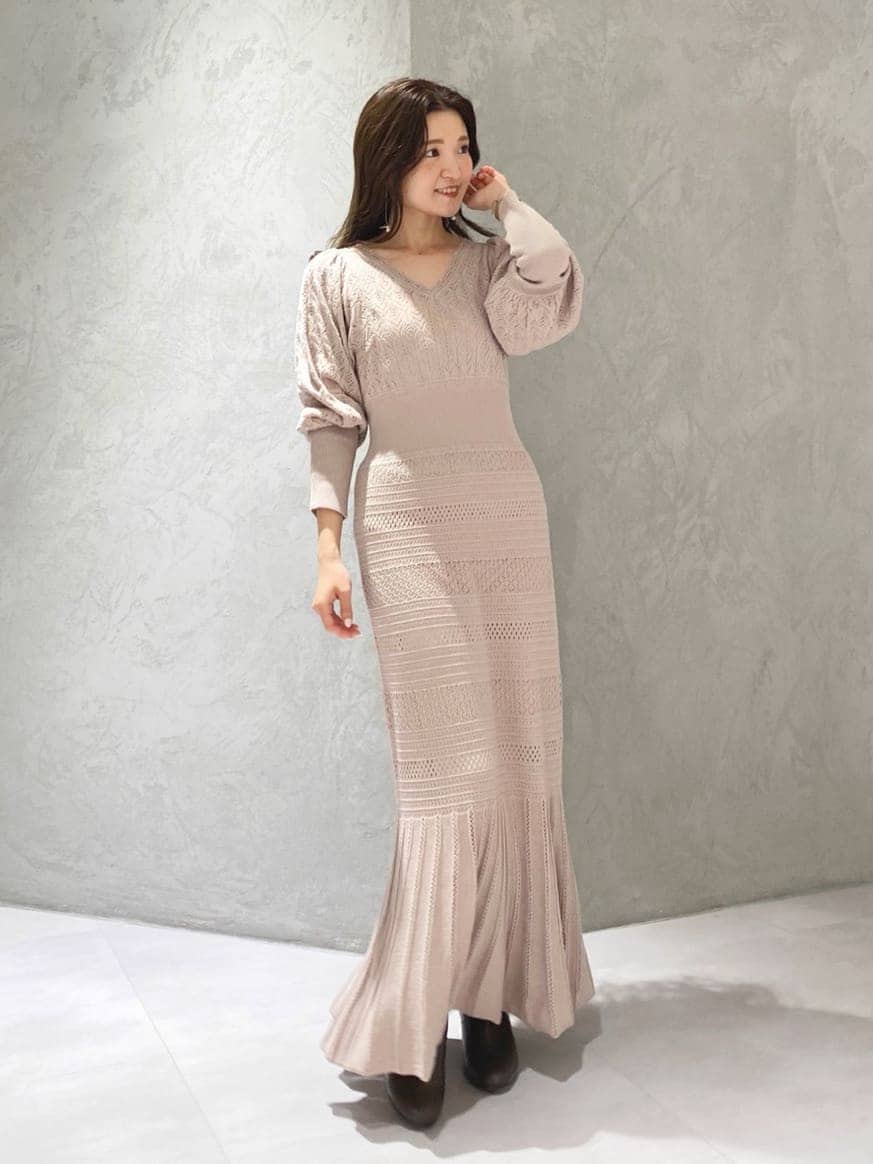 ブラウン系のその他シューズ、ピンク系のワンピースを着用したレディースの秋コーディネートの2枚目の写真