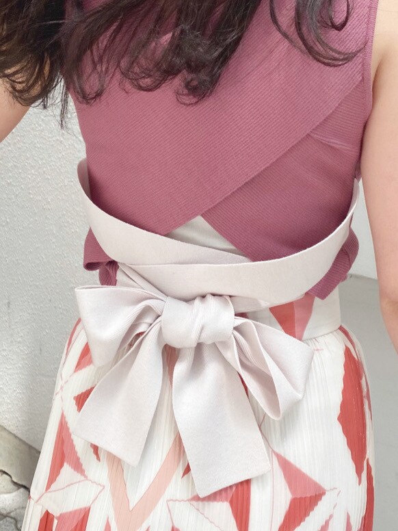 ホワイト系のサンダル、オレンジ系のスカート、ブラウン系のハンドバッグを着用したレディースの春コーディネートの7枚目の写真