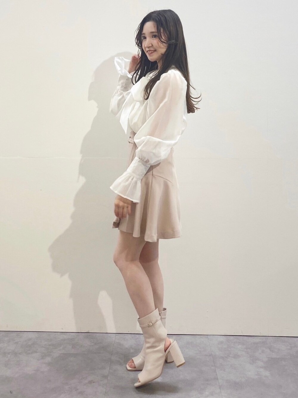 ベージュ系のその他パンツ、ホワイト系のブーツ、ホワイト系のシャツ/ブラウスを着用したレディースの冬コーディネートの3枚目の写真