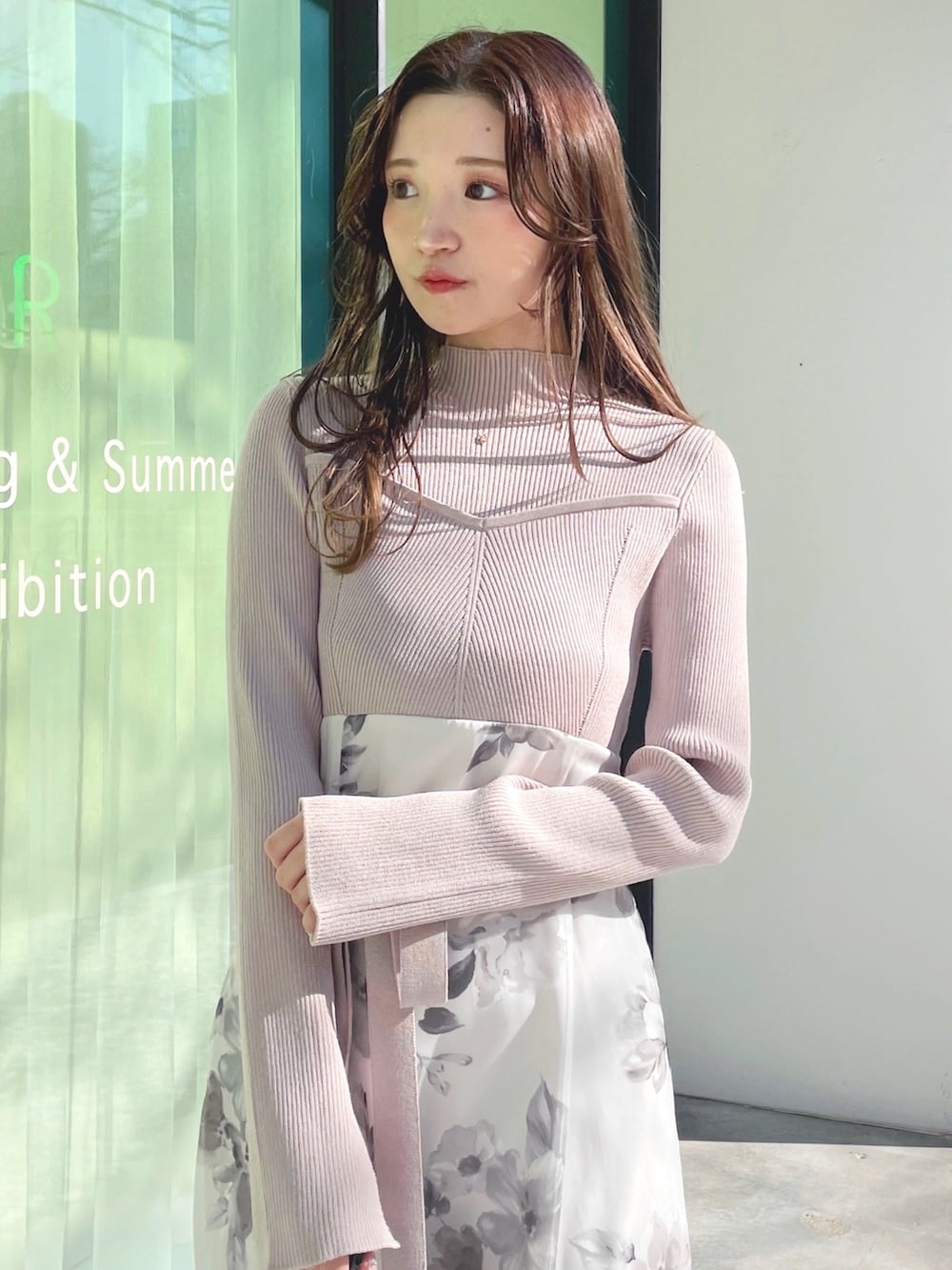 ベージュ系のワンピース、ホワイト系のブーツ、シルバー系のハンドバッグを着用したレディースの冬コーディネートの5枚目の写真