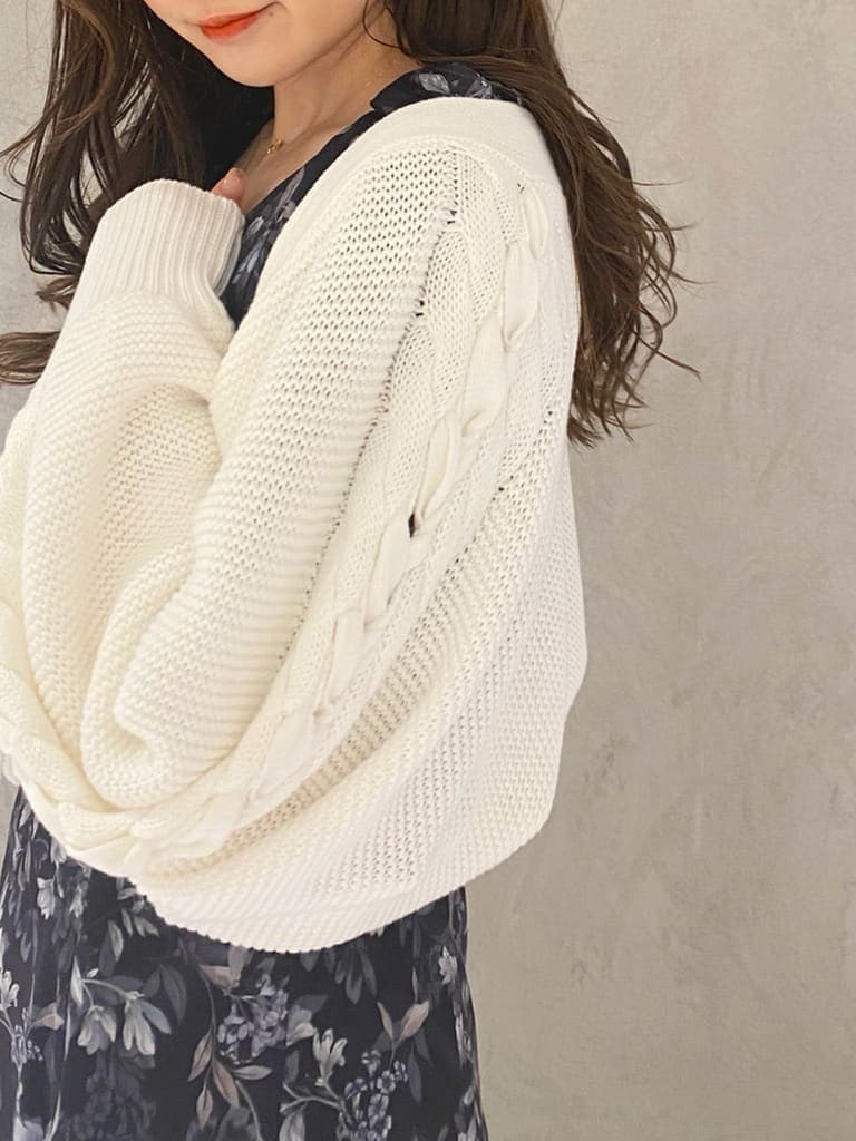 ホワイト系のブーツ、ホワイト系のハンドバッグ、ホワイト系のカーディガン/ボレロを着用したレディースの夏コーディネートの8枚目の写真