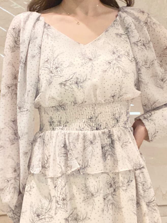 ホワイト系のその他シューズ、ベージュ系のワンピースを着用したレディースの冬コーディネートの5枚目の写真