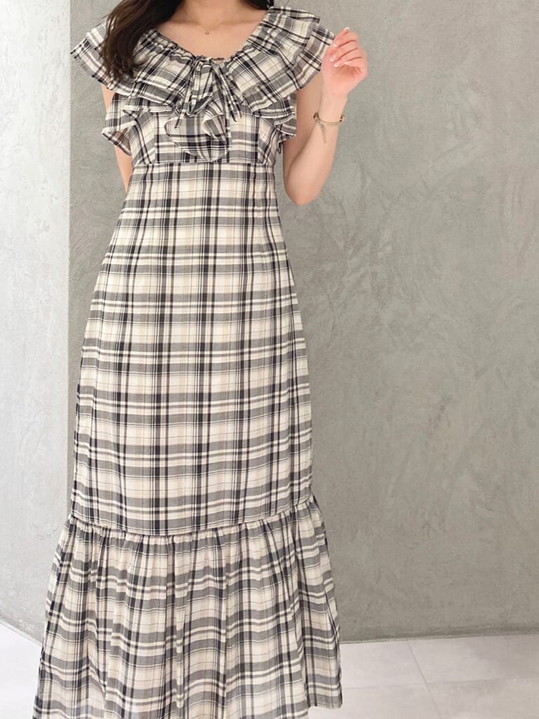 その他のワンピース、ブラック系のサンダル、ベージュ系のトートバッグを着用したレディースの春コーディネートの8枚目の写真