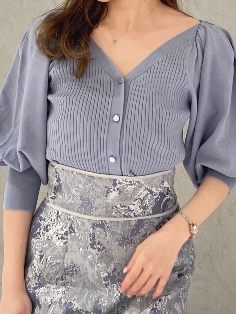 ブルー系のスカート、ブルー系のカーディガン/ボレロを着用したレディースの冬コーディネートの4枚目の写真