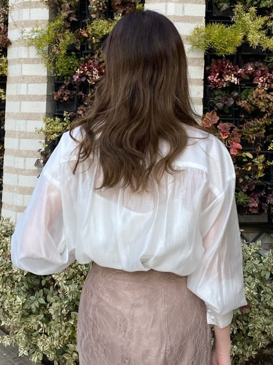 ホワイト系のシャツ/ブラウス、ブラウン系のスカートを着用したレディースの冬コーディネートの6枚目の写真